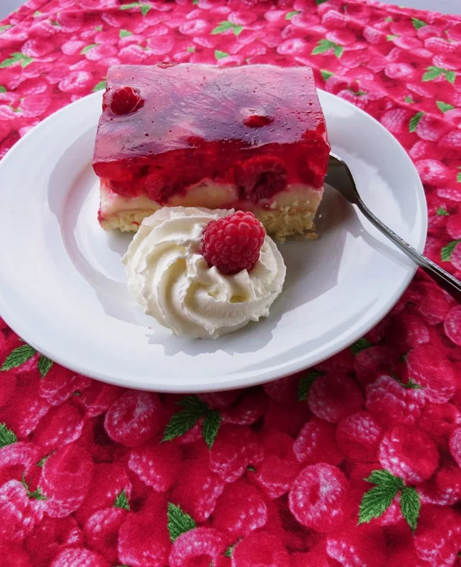 Selbstgebackener Himbeerkuchen mit Sahne