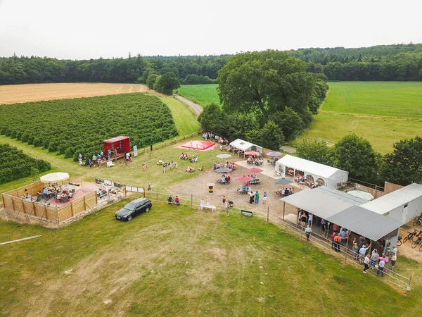 Luftaufnahme vom Himbeerfeld und Attraktionen
