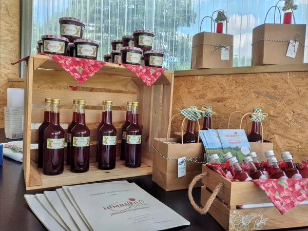 Selbstgemachter Himbeer-Fruchtaufstrich, Himbeersaft und Präsente