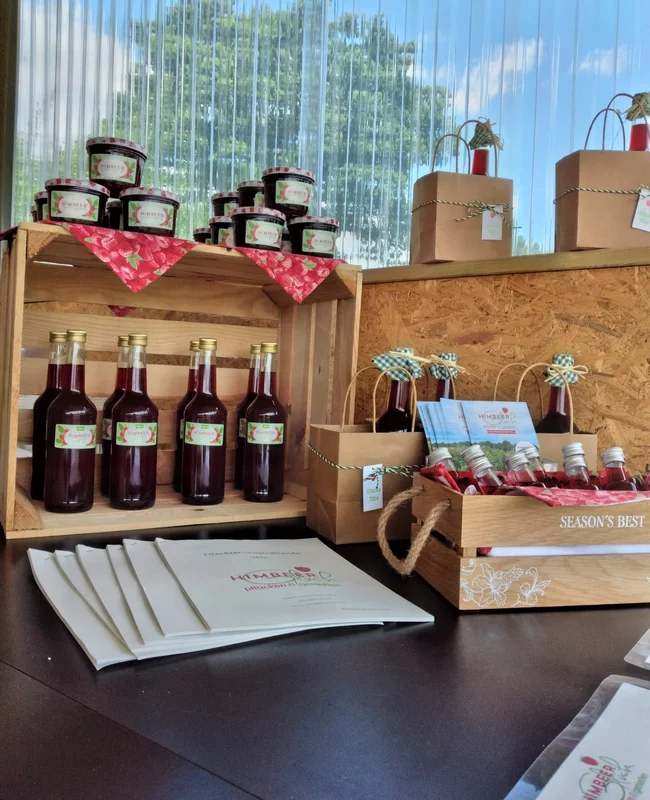 Selbstgemachter Himbeer-Fruchtaufstrich, Himbeersaft und Präsente