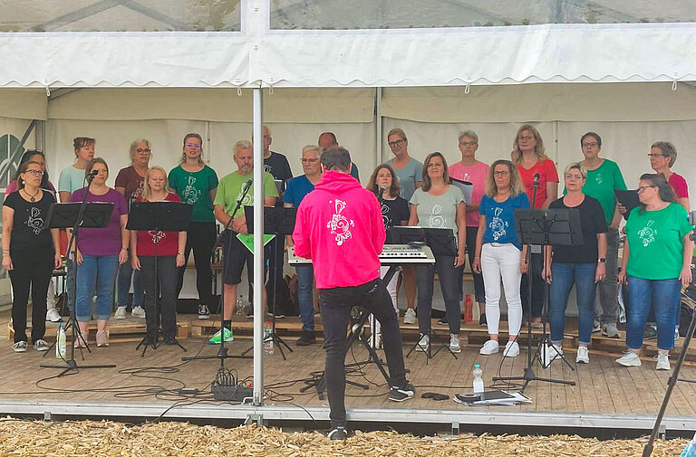 Veranstaltung mit dem Chor CrossSing Chor CrossSing bei einem Auftritt im Himbeerglück